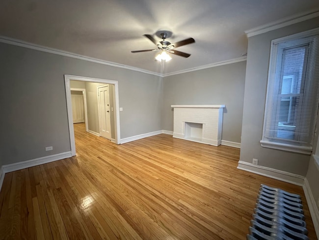 Building Photo - 6422 N Greenview Ave Unit 1