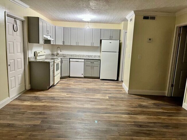 Photo - 1 Bedroom 2nd Floor Condo in East Orlando with Laminate Flooring and Scenic Balcony View!