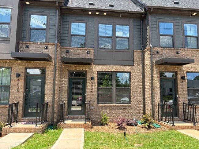 Pristine, move-in ready Townhome located i... - Pristine, move-in ready Townhome located i...
