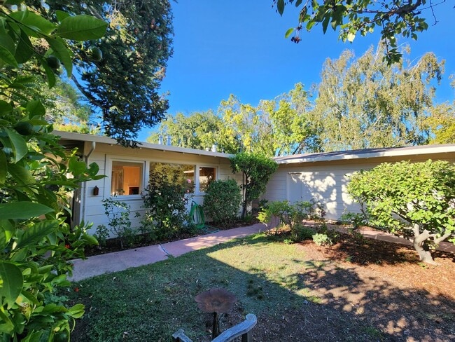 Building Photo - Charming three-bedroom, two-bath home in Midtown Palo Alto.