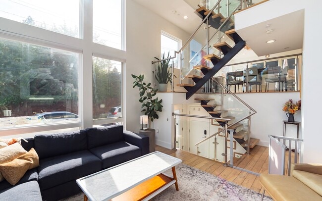 Building Photo - Three Bed Olde Kensington Home