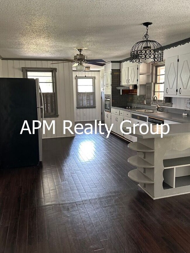 Photo - Beautiful 3 bedroom with workshop