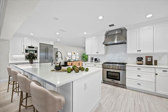 Building Photo - 12831 Shore Dr