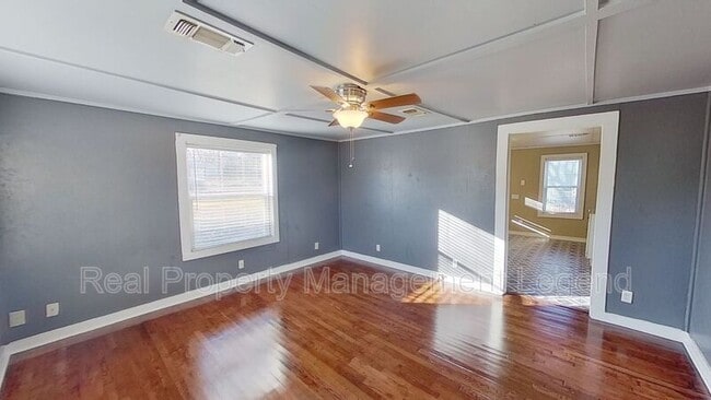 Photo - 1030 Oak Dr