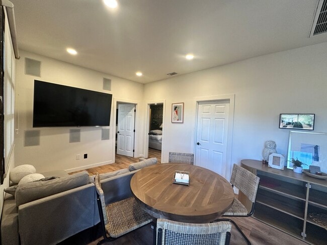 Photo - Furnished Unit! 2bed/ 1bath