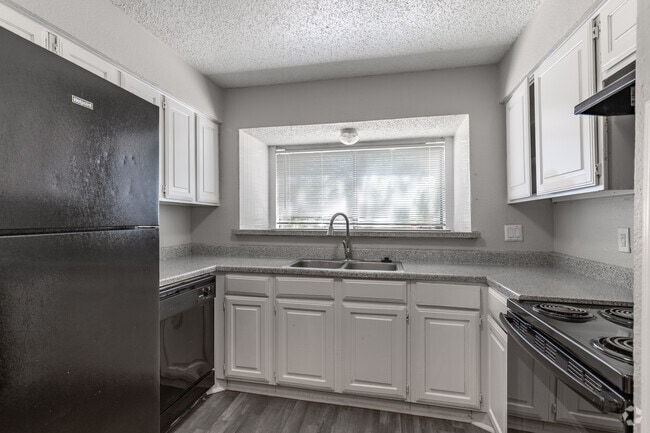 2BR, 2.5BA - 1,170SF - Kitchen - Preston Racquet Club Apartments