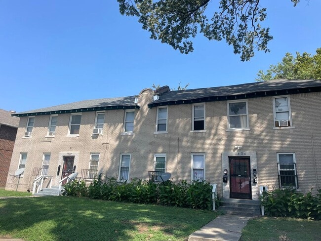 Building Photo - 1304 Court Ave Unit #1