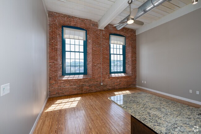 1BR, 1BA - 679SF - Living/ Dining Room