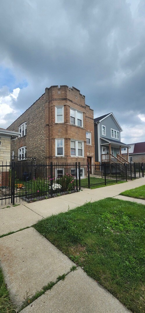 4854 W Potomac Ave