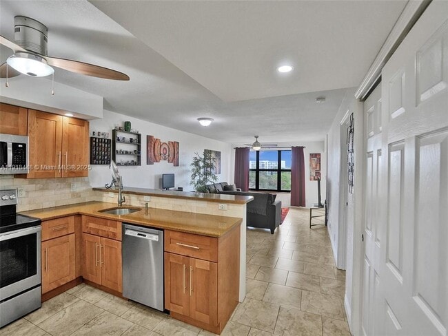 Building Photo - 2304 S Cypress Bend Dr Unit 712