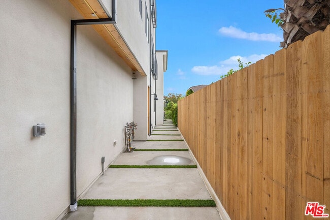 Photo - 726 Robinson St