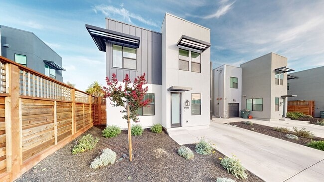 Building Photo - Beautiful and Bright 3 Bedroom 2.5 Bathroom Home with 2 Car Tandem Garage! PG&E Included!