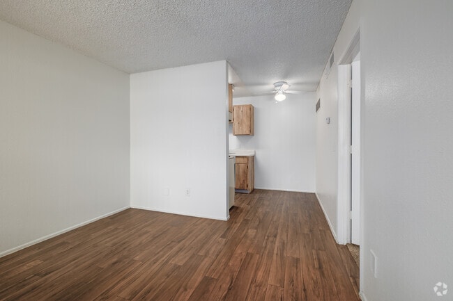 1BR, 1BA - 420SF - Living Room