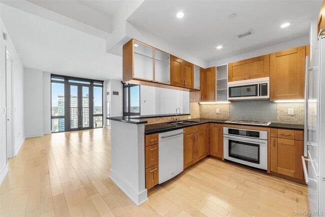 Building Photo - 175 Huguenot St Unit 2108