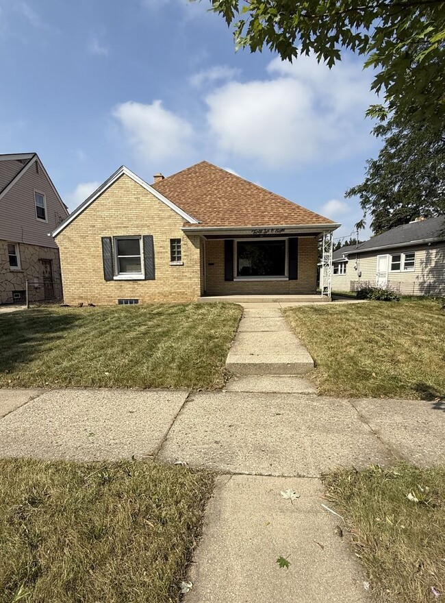 Building Photo - 3BR SINGLE FAMILY, NICE!!, BRICK, PARKING,... Rental