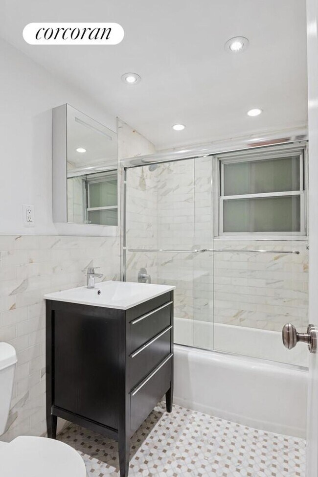 Photo - 333 E 46th St