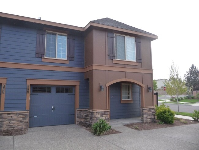 Building Photo - NW Bend 3 Bed/2.5 Bath Villa - Schaeffer D... Rental