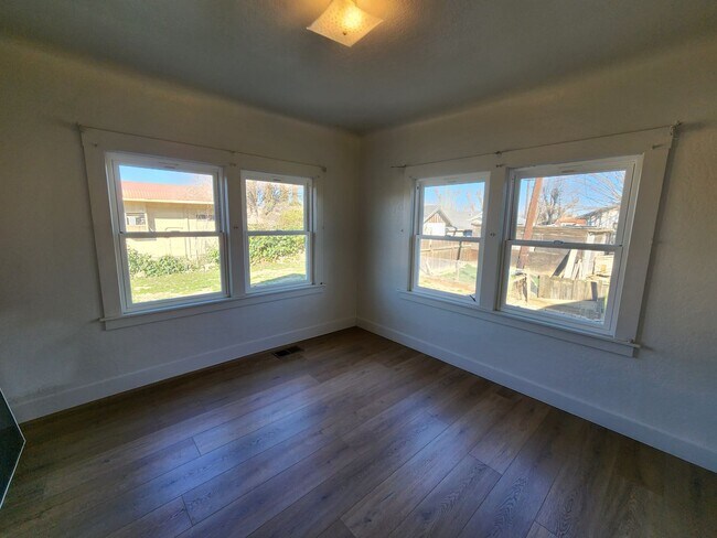 Photo - 555 Wallis Ave