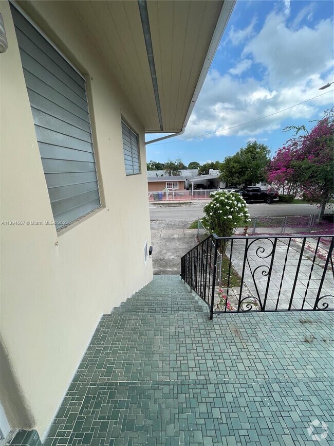 Building Photo - 2420 SW 34th Ave Rental