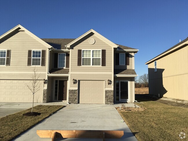 Building Photo - Newer 3 Bed Townhome in Grain Valley