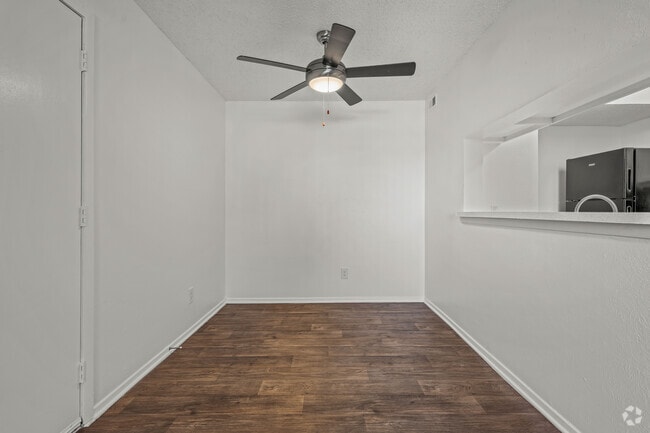 1BR, 1BA - 690SF A Dinning Room