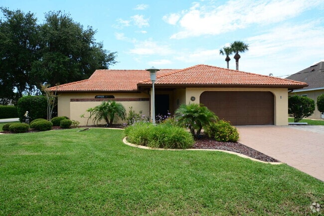 Building Photo - Absolutely adorable 3 bedrooms 2 bath Cana... Rental
