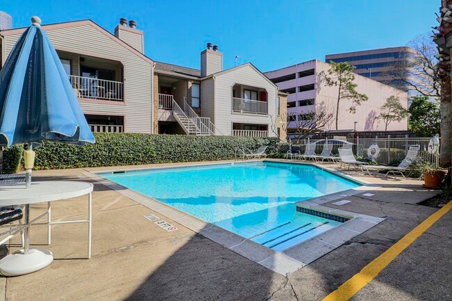 Building Photo - 2025 Augusta Dr Unit 1005