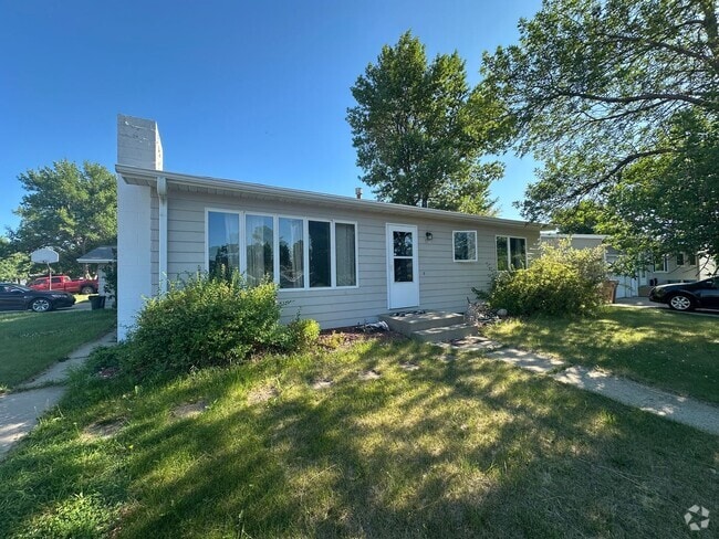 Building Photo - 3 Bedroom Home