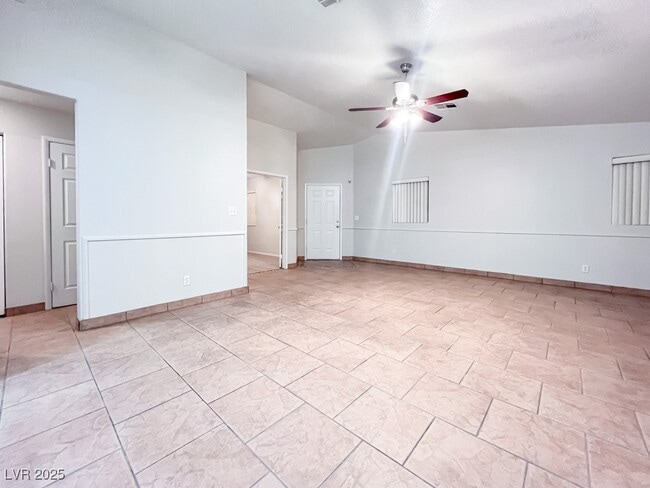 Photo - 5532 Great Divide St