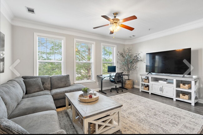 Building Photo - 2310 Elliott Ave Unit 823