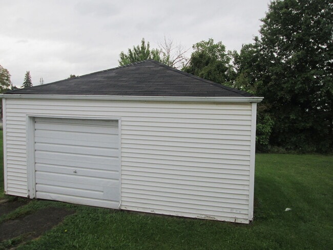 Photo - 848 Lawrence Ave