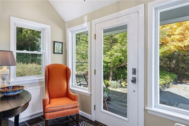 Photo - 140 Connection St