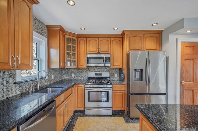 Photo - 1072 Hicksville Rd