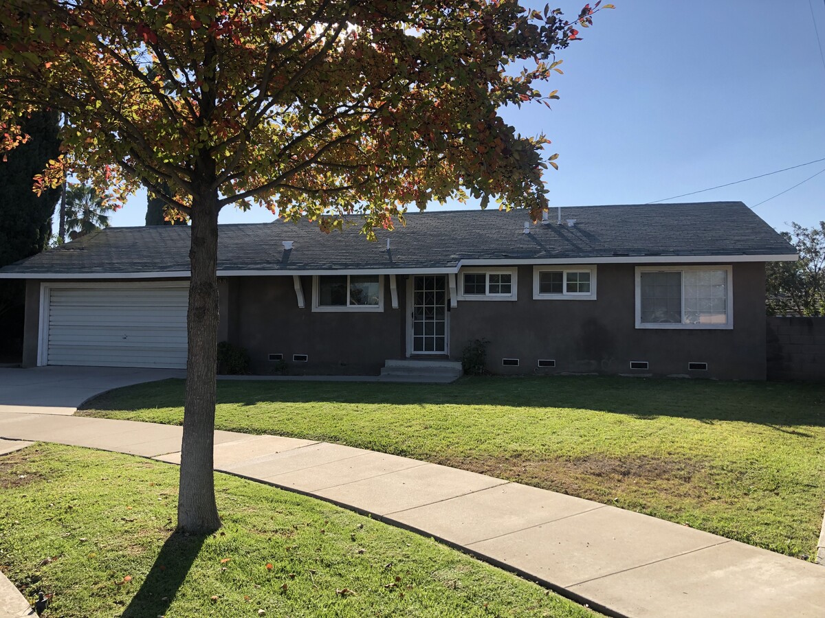 Casa de 3 habitaciones y 2 baños en calle sin salida con amplio patio trasero - 2620 N Dunbar St