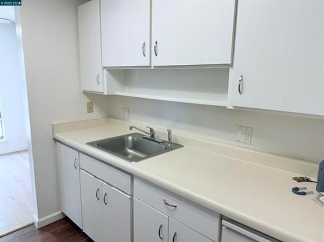 Building Photo - Great commute location close to downtown W... Unit 103 Rental
