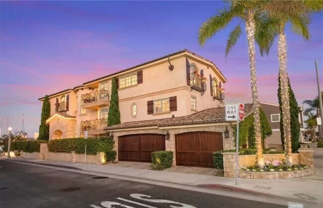 900 E Balboa Blvd