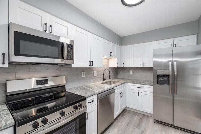 1 BED RM CONDO - FARMINGTON HILLS - 1 BED RM CONDO - FARMINGTON HILLS Unit 84