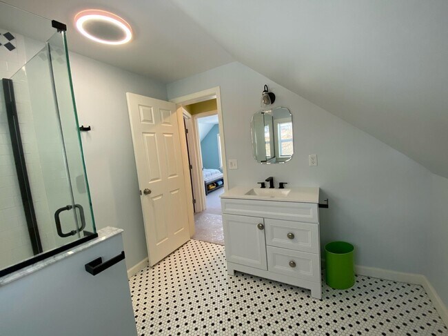 25 E Bow St