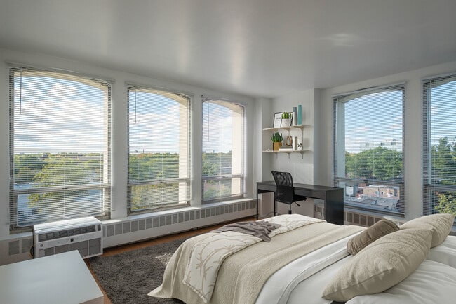 Photo - 1401 E 55th St