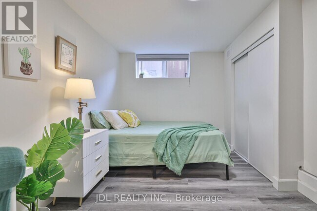 Photo - 5 Sorauren Ave Unité 1