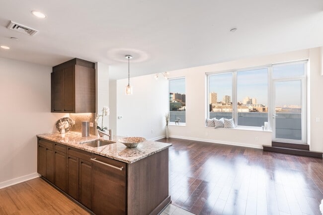 Photo - 1000 Ave at Port Imperial Unidad PH702