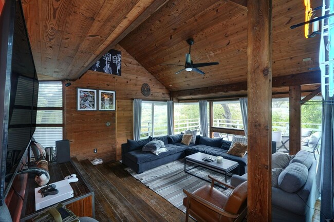 Photo - 1902 David St