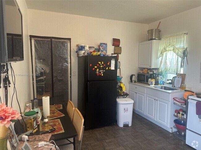 Building Photo - 2711 SW 14th St Rental