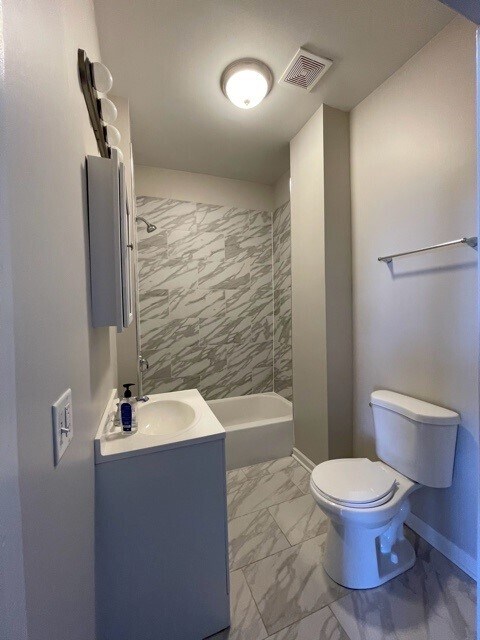 Baño 1 - 1447 W 17th St