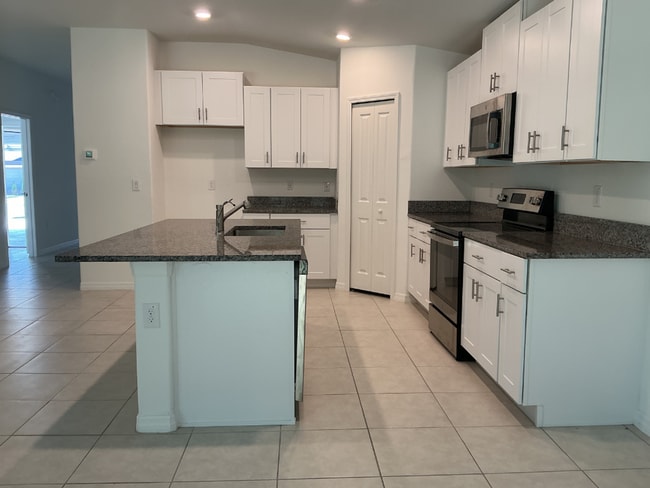 Photo - Spacious 4BR Single-Story in Lakeland