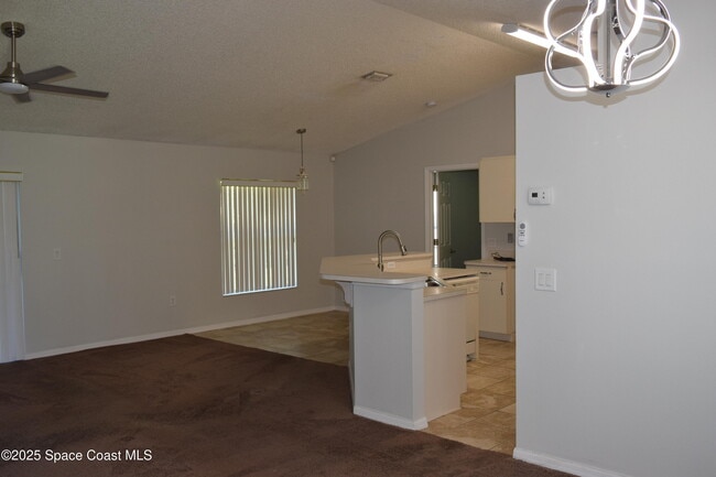 Photo - 939 Lyons Cir NW
