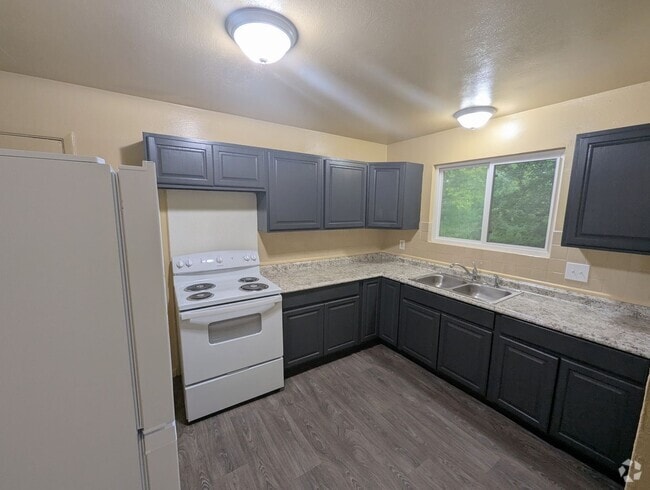 Building Photo - Classic Style, Fresh Updates Rental