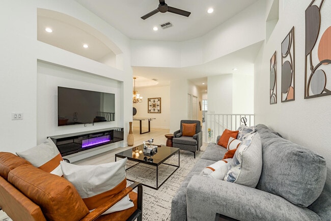 Escaleras a la sala de estar abierta - 7123 Blue Juniper Ct