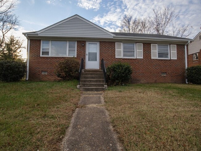 Building Photo - Charming 3BR Brick Ranch