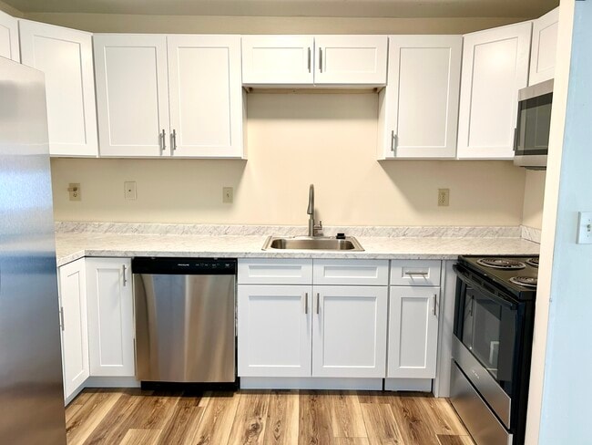Building Photo - 50 E Hill Rd Unit 3L